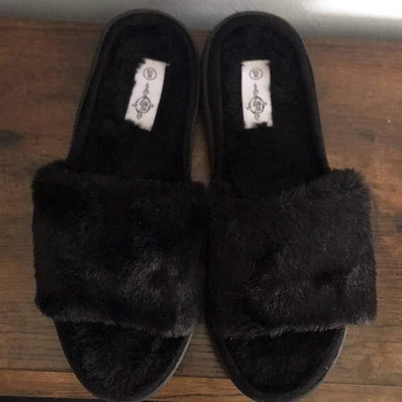 SoleMates Black Furry Slip-on Slippers - Picture 1 of 4